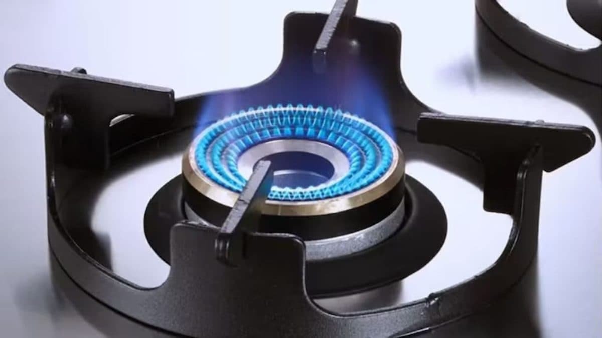 3 and 4 burner gas stoves available for less than ₹ 5,000, many more items at up to 42% discount