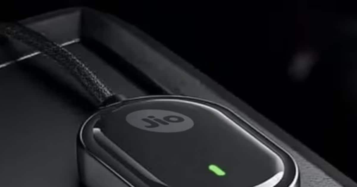 The hassle of connecting the phone again and again is over! JioCarSync will run Android Auto and Apple CarPlay wirelessly in the car