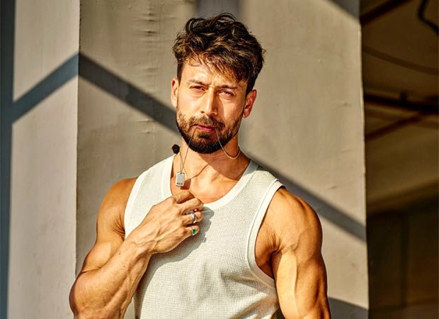 टाइगर श्रॉफ ने युवा प्रशंसक को उपहार में दिए बॉक्सिंग दस्ताने, देखें: बॉलीवुड समाचार