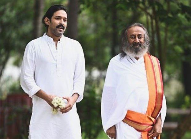 राष्ट्रीय पुरस्कार विजेता विक्रांत मैसी व्हाइट में श्री श्री रविशंकर का किरदार निभाने को लेकर भावुक हो गए: बॉलीवुड समाचार