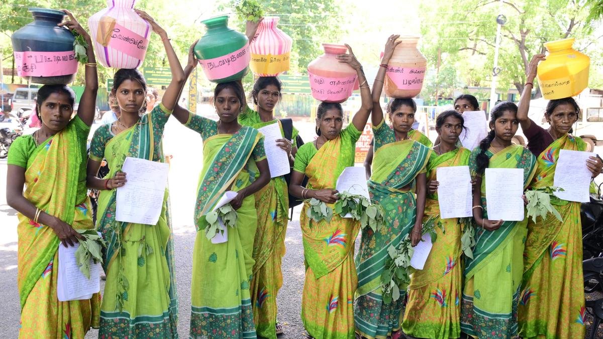 बुनियादी सुविधाओं की मांग को लेकर आदिवासी महिलाओं ने किया प्रदर्शन
