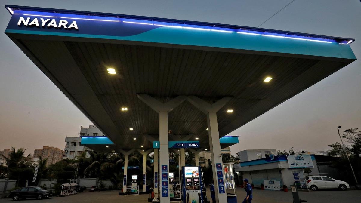 वैश्विक तेल दरें कम होने के कारण नायरा एनर्जी ने पेट्रोल की कीमत में ₹5 प्रति लीटर और डीजल की कीमत में ₹3 प्रति लीटर की कटौती की है