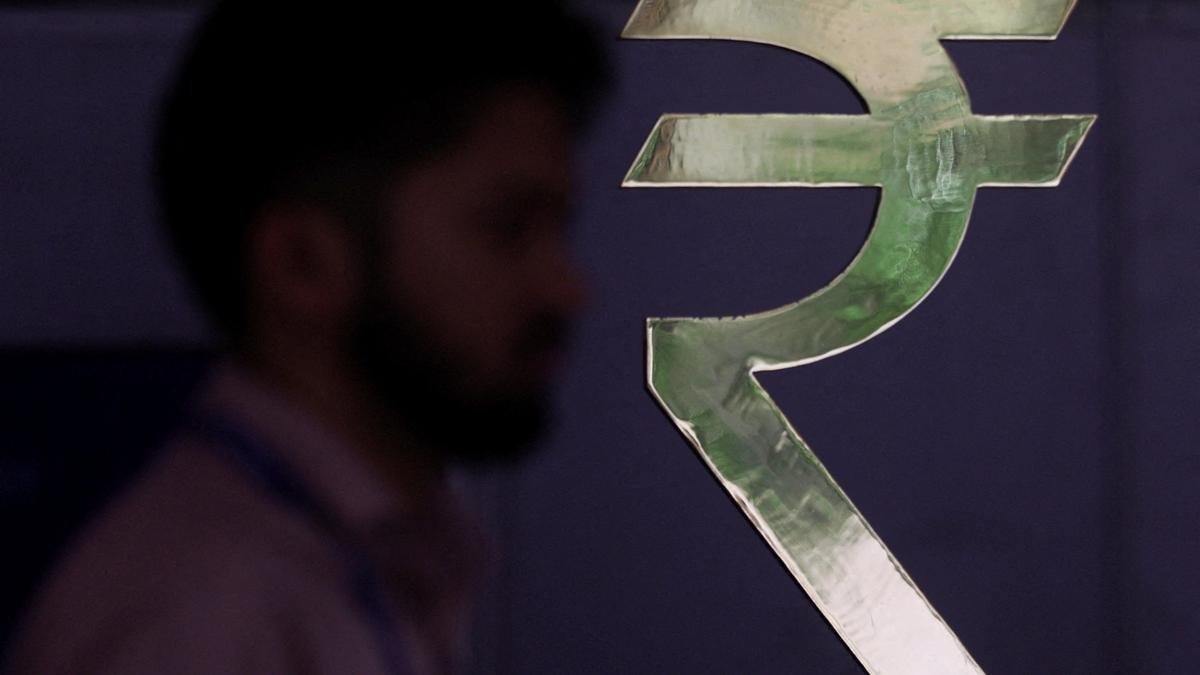 शुरुआती कारोबार में अमेरिकी डॉलर के मुकाबले रुपया 7 पैसे गिरकर 94.58 पर आ गया