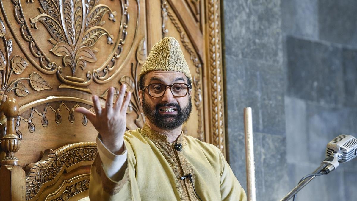 मीरवाइज का कहना है कि भारत के सबसे लंबे समय तक सेवा करने वाले प्रधानमंत्रियों में से मोदी को मुद्दों को सुलझाने के लिए बातचीत, कूटनीति का विकल्प चुनना चाहिए
