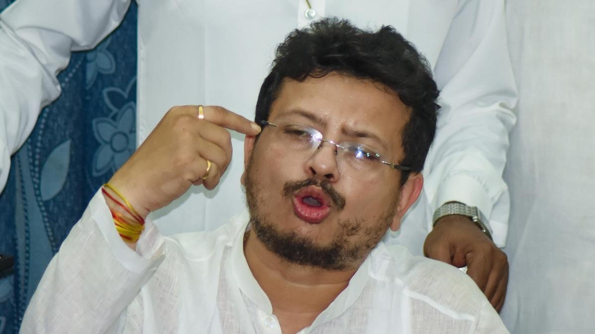 ममता के वफादार ने बागियों के खिलाफ पार्टी के नाम और चुनाव चिन्ह के दुरुपयोग के खिलाफ पुलिस में शिकायत दर्ज कराई
