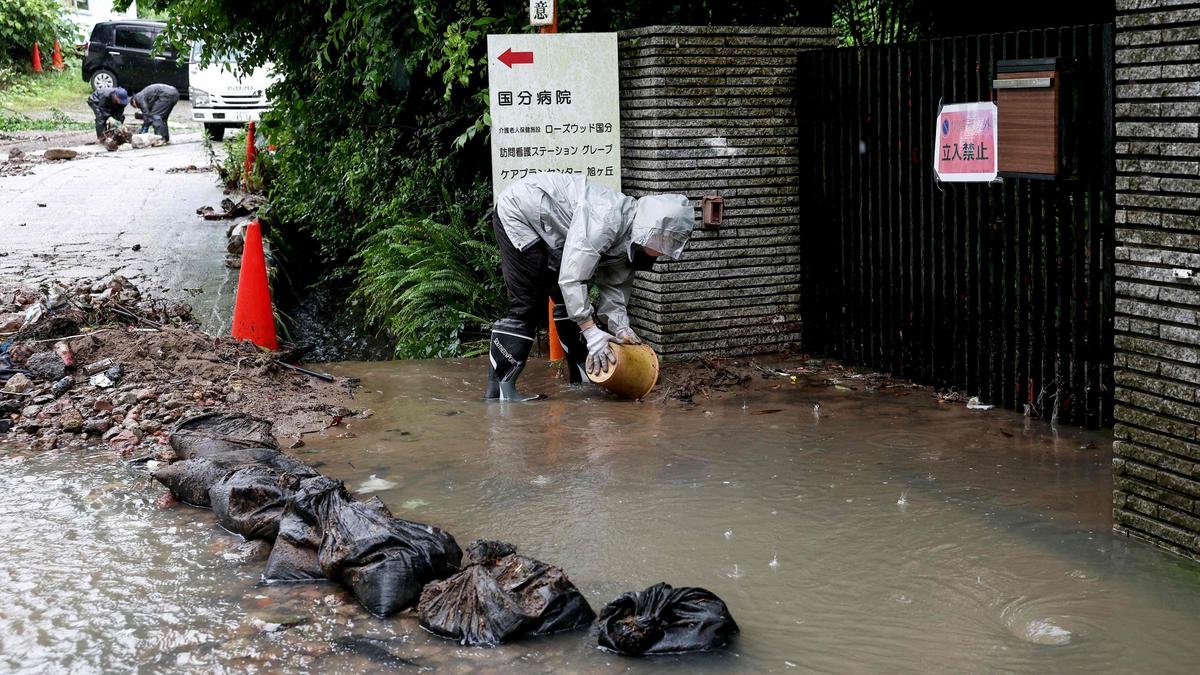 दोहरे तूफान के कारण जापान ने 120 उड़ानें रद्द कीं