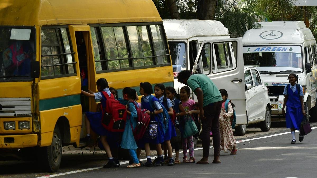 केआर पुरम में पांच स्कूली बच्चे चलती वैन से गिरे, बाल-बाल बचे