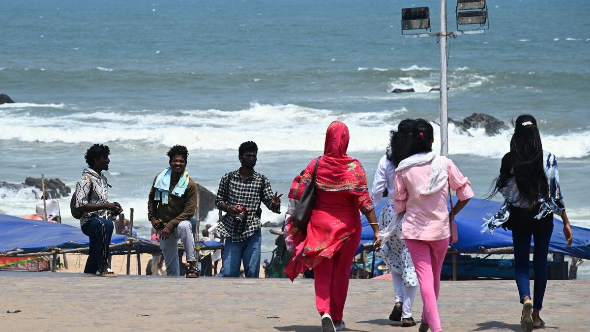 पुलिस ने विजाग में पर्यटकों को परेशान करने वाले समुद्र तट फोटोग्राफरों को चेतावनी दी
