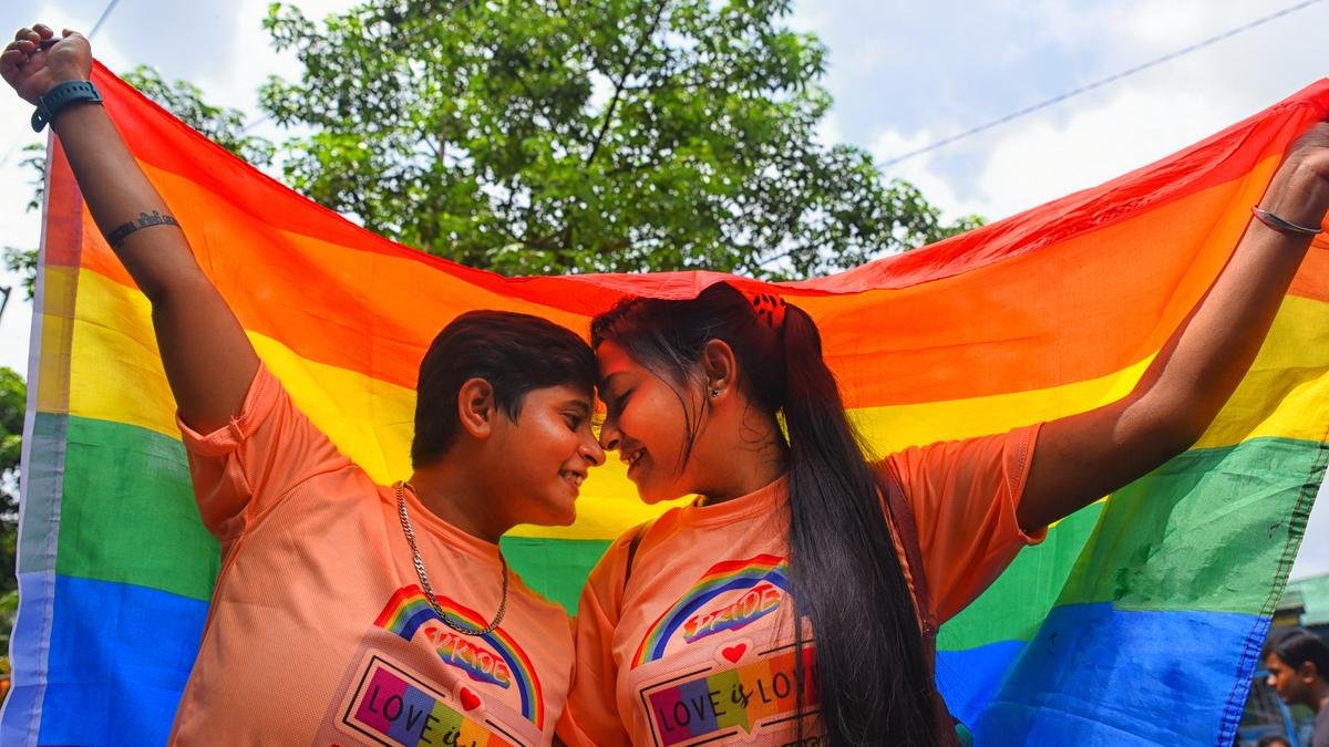 भारत में समलैंगिक जोड़े अभी भी बैंकिंग, विरासत और चिकित्सा अधिकारों के लिए संघर्ष क्यों कर रहे हैं?
