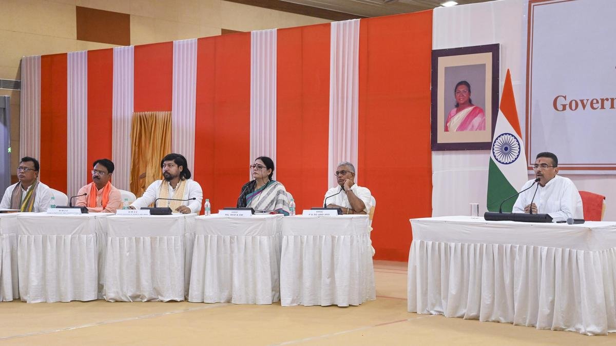 सुवेंदु द्वारा बुलाई गई प्रशासनिक बैठक में 20 विधायकों के शामिल होने से तृणमूल में दरार गहरी हो गई है