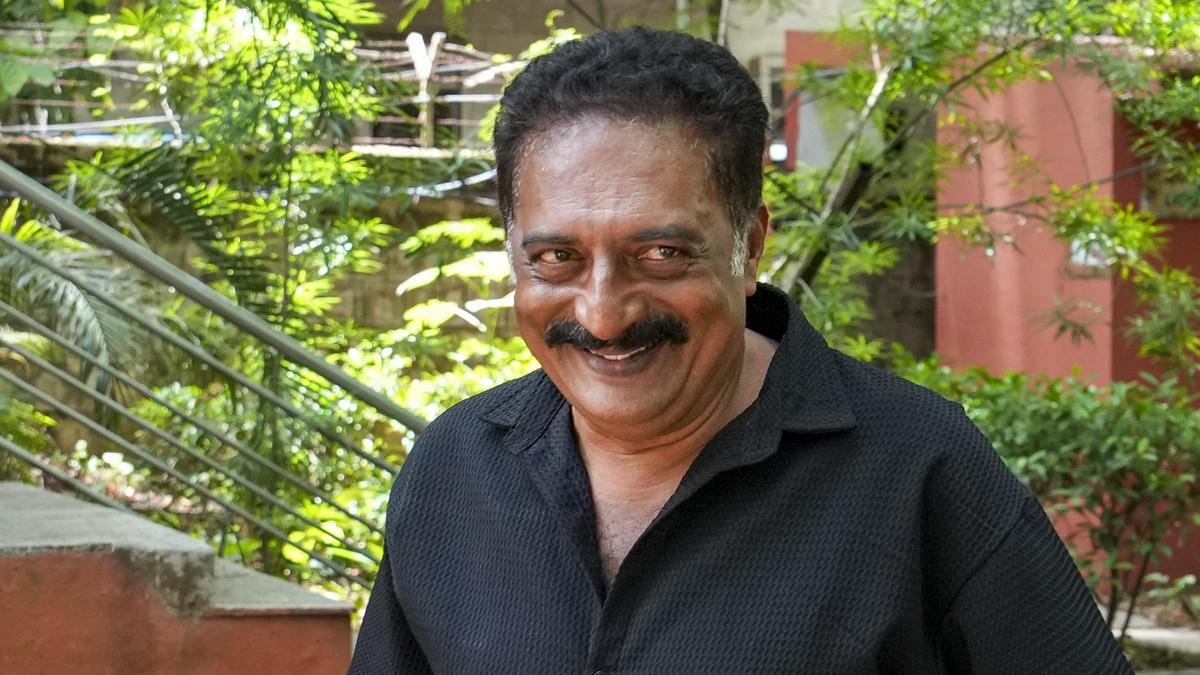 बेंगलुरु कोर्ट ने अभिनेता प्रकाश राज के खिलाफ फिर से गैर जमानती वारंट जारी किया