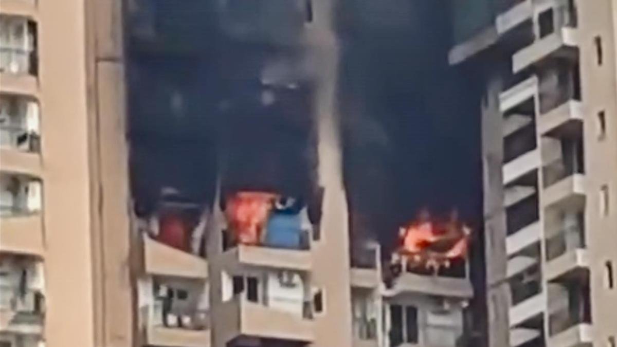 नोएडा सेक्टर 119 की अरन्या सोसायटी में लगी आग, बचाव कार्य जारी