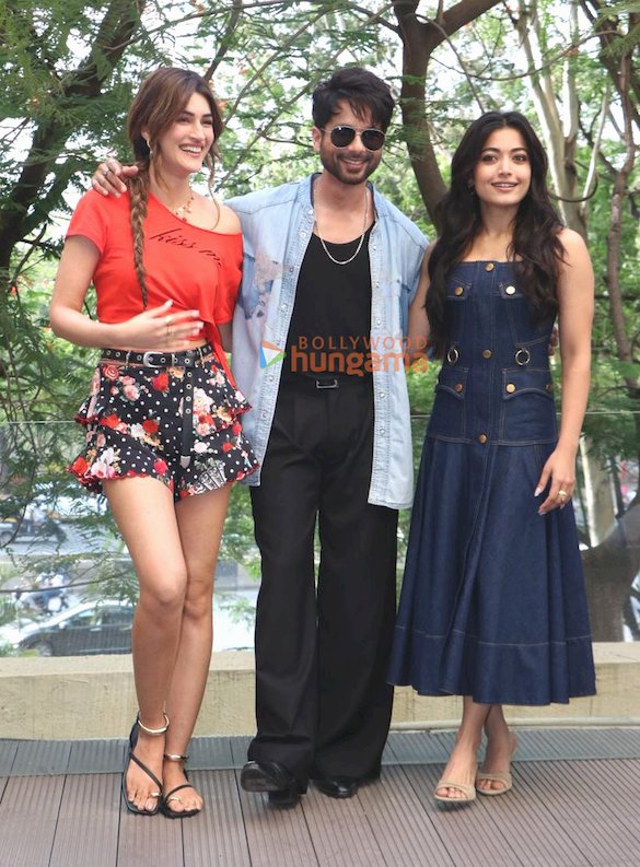 Photos-Shahid-Kapoor-Kriti-Sanon-and-Rashmika-Mandanna-snapped-promoting-Cocktail-2-3.jpg
