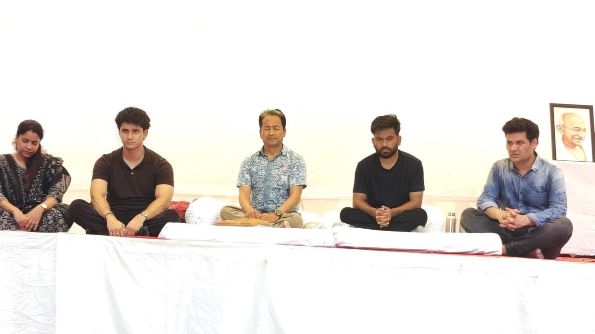 Sonam Wangchuk begins hunger strike at Jantar Mantar, six students join