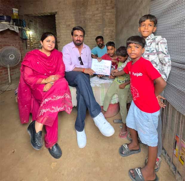 सोनू सूद और बहन मालविका ने पंजाब बाढ़ के पीड़ित परिवारों से मुलाकात की, उन्हें बेहतर जीवन शुरू करने में मदद की: बॉलीवुड समाचार