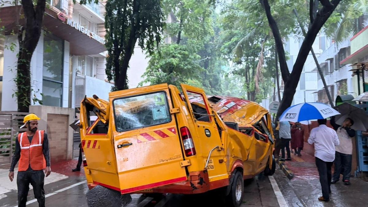 मुंबई में बारिश: स्कूल बस पर पेड़ गिरने से छात्र की मौत
