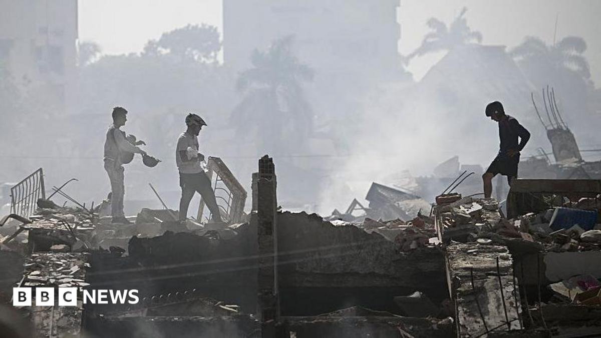 वेनेजुएला में आए भूकंप में कम से कम 235 लोगों की मौत के बाद बचावकर्मी जान बचाने के लिए दौड़ पड़े