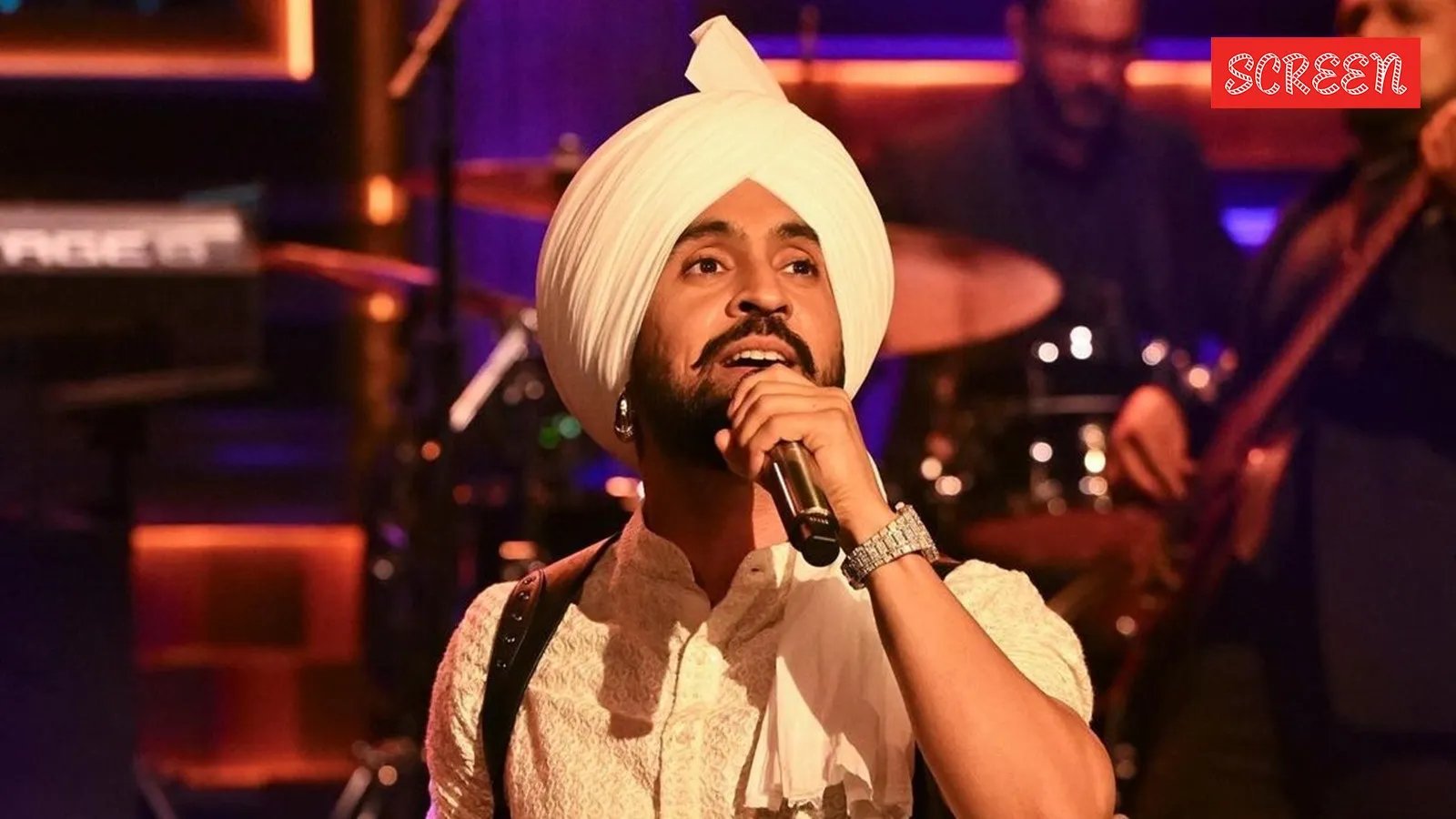 खालिस्तान समर्थक प्रदर्शनकारी के मंच पर आने पर दिलजीत दोसांझ ने कॉन्सर्ट रोकने से इनकार कर दिया। देखो | बॉलीवुड नेवस