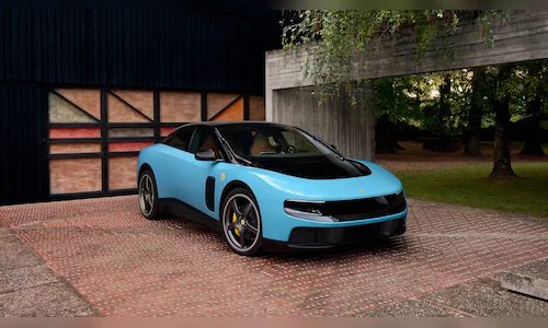 फेरारी ने भविष्य की सुपरकारों तक पहुंच में सुधार के लिए ग्राहकों को €550,000 लूस ईवी खरीदने के लिए प्रेरित किया