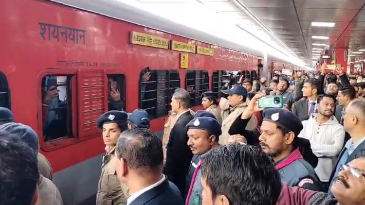 Ram Mandir:आस्था स्पेशल ट्रेन के पहुंचते ही लगे जय श्रीराम के नारे, अयोध्या धाम जाना हुआ आसान – Slogans Of Jai Shri Ram Were Raised As Soon As Aastha Special Train Arrived