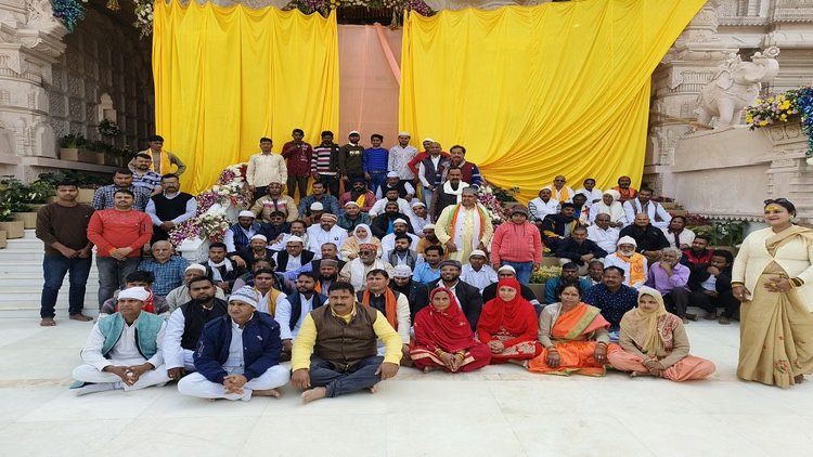राम दरबार में 350 मुस्लिम श्रद्धालु:अश्रुपूरित होकर श्रीराम का नाम लिया, मुस्लिम राष्ट्रीय मंच के 350 श्रद्धालु पैदल चलकर राम मंदिर पहुंचे