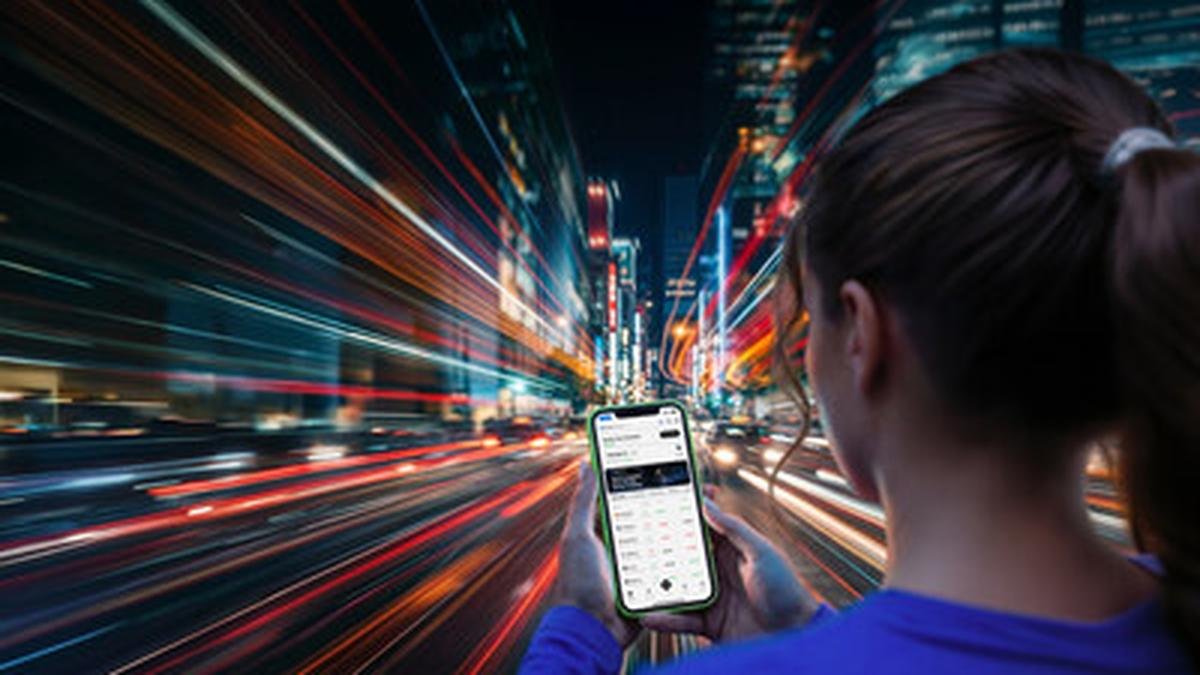 Female_Talent_with_mobile_night_city_DI.jpg