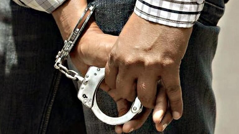 IMG_IMG_vbk-HANDCUFF-arr_1_1_35FSTTDR.jpg