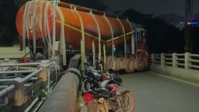 Google Maps Says ‘This Way’; Tanker Finds Itself Stuck On Akhbarnagar Bridge