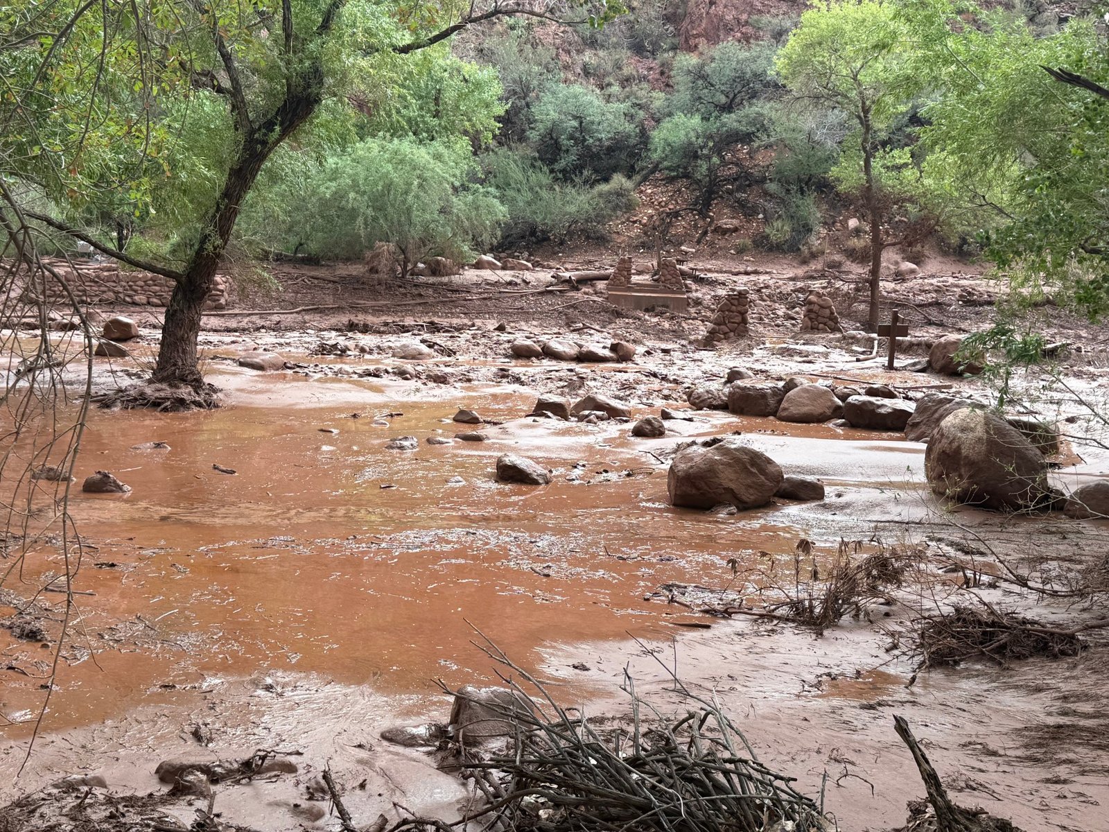 One dead and about 15 people missing after flash flood in Grand Canyon | Floods News